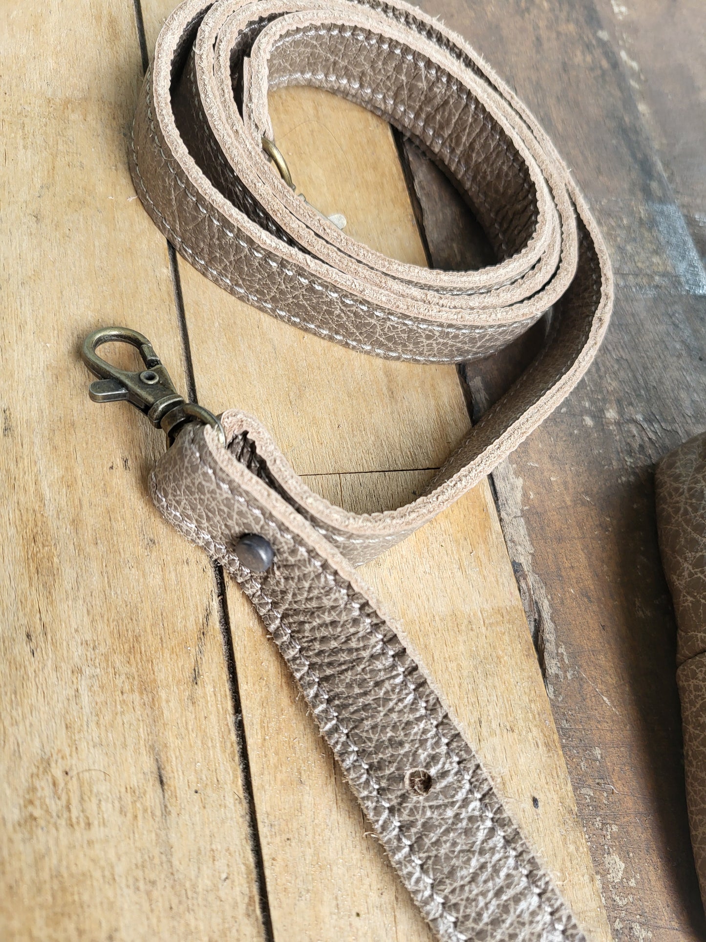 FAME | S schoudertas beige/groen leer