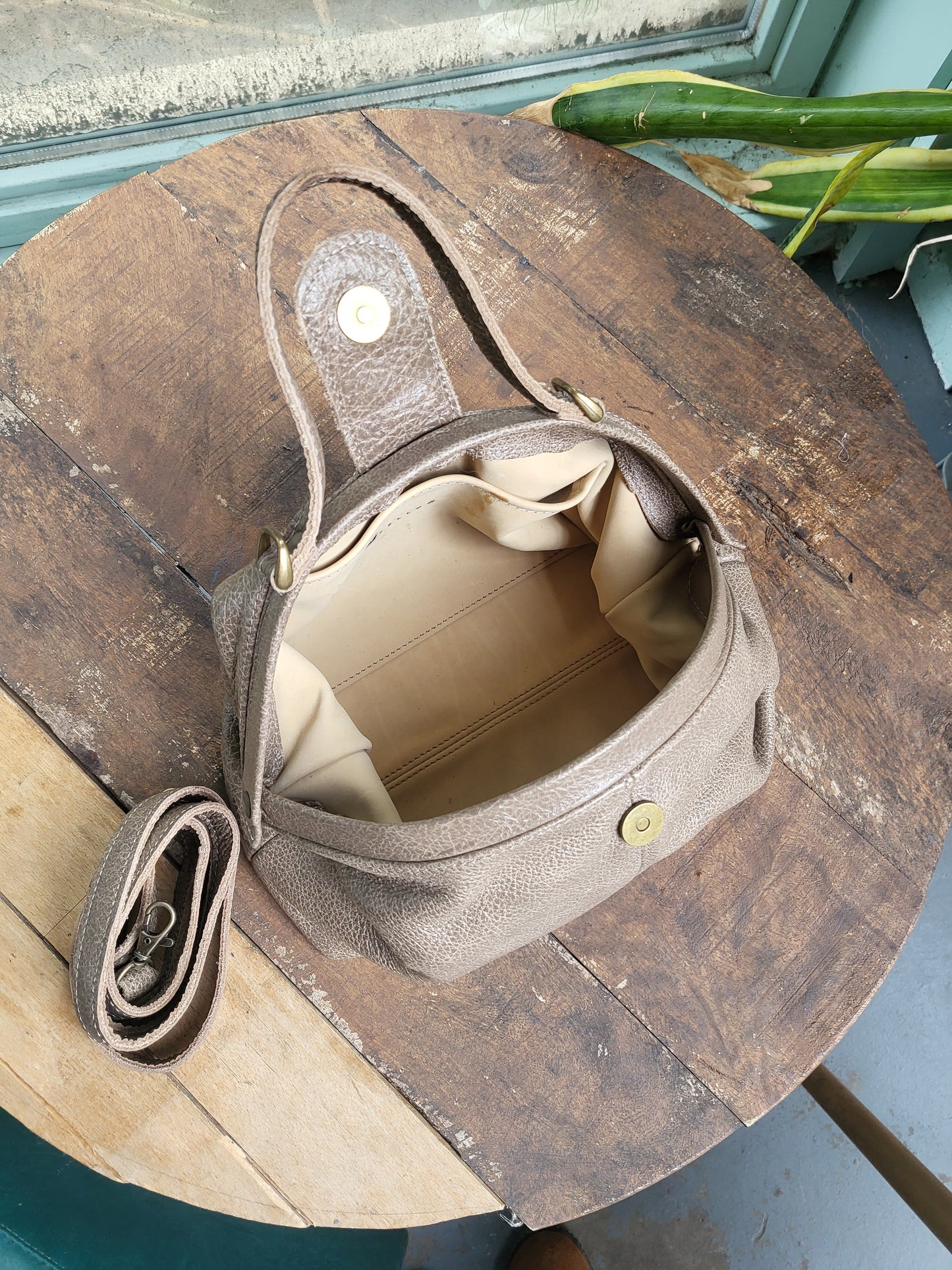 FAME | S schoudertas beige/groen leer