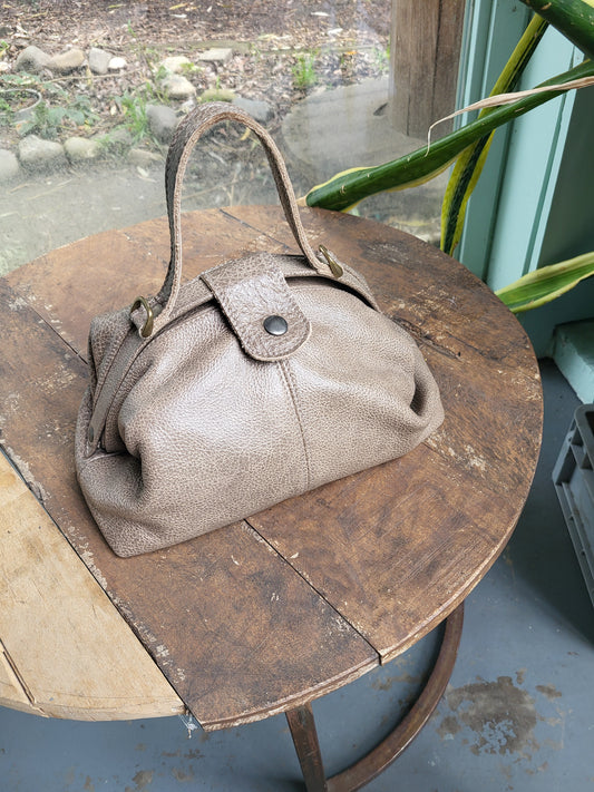 FAME | S schoudertas beige/groen leer