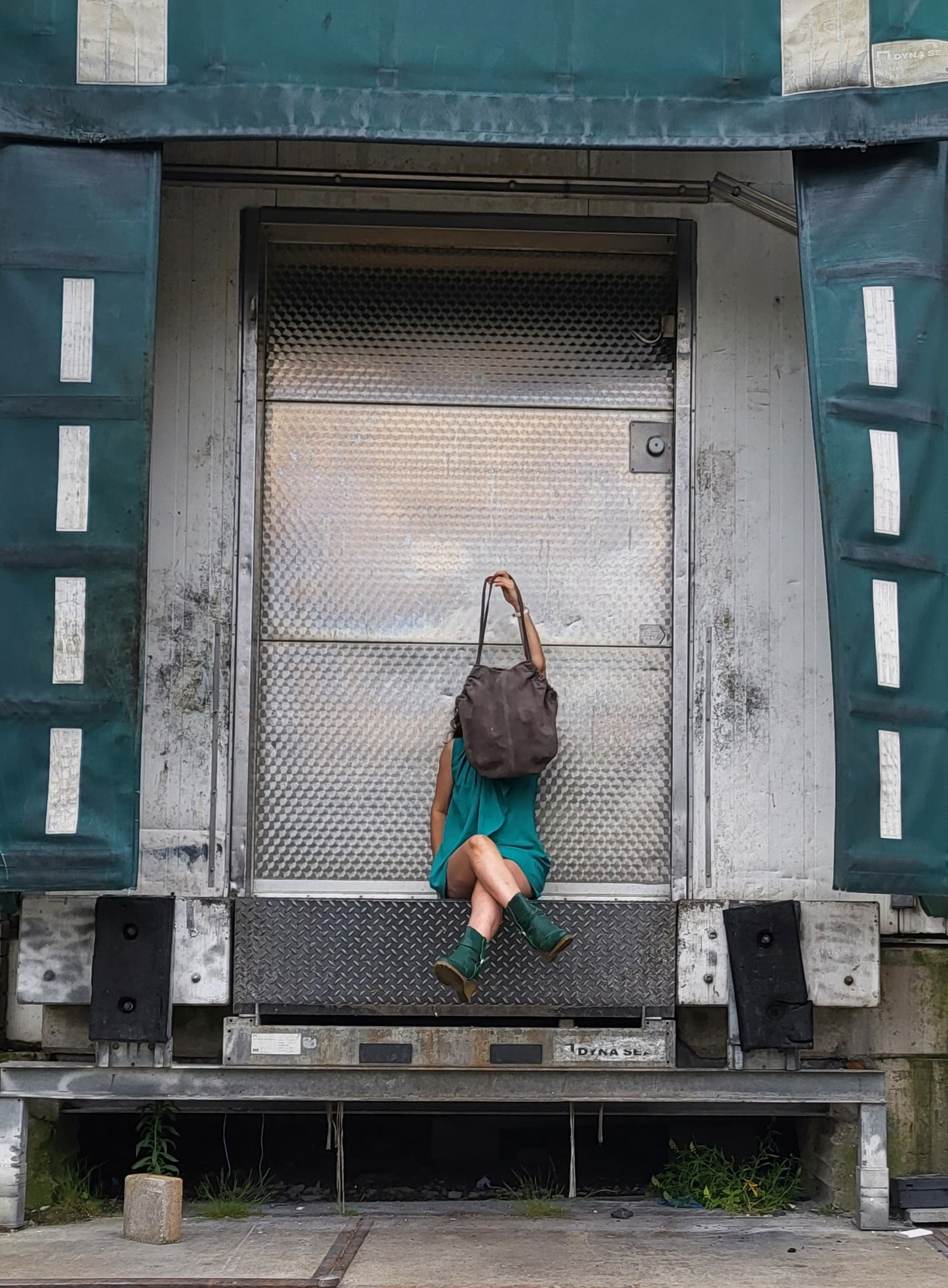 PLUNGE | schoudertas grijs suede