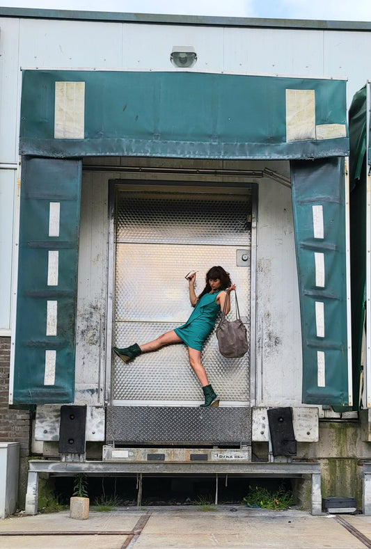 PLUNGE | schoudertas grijs suede