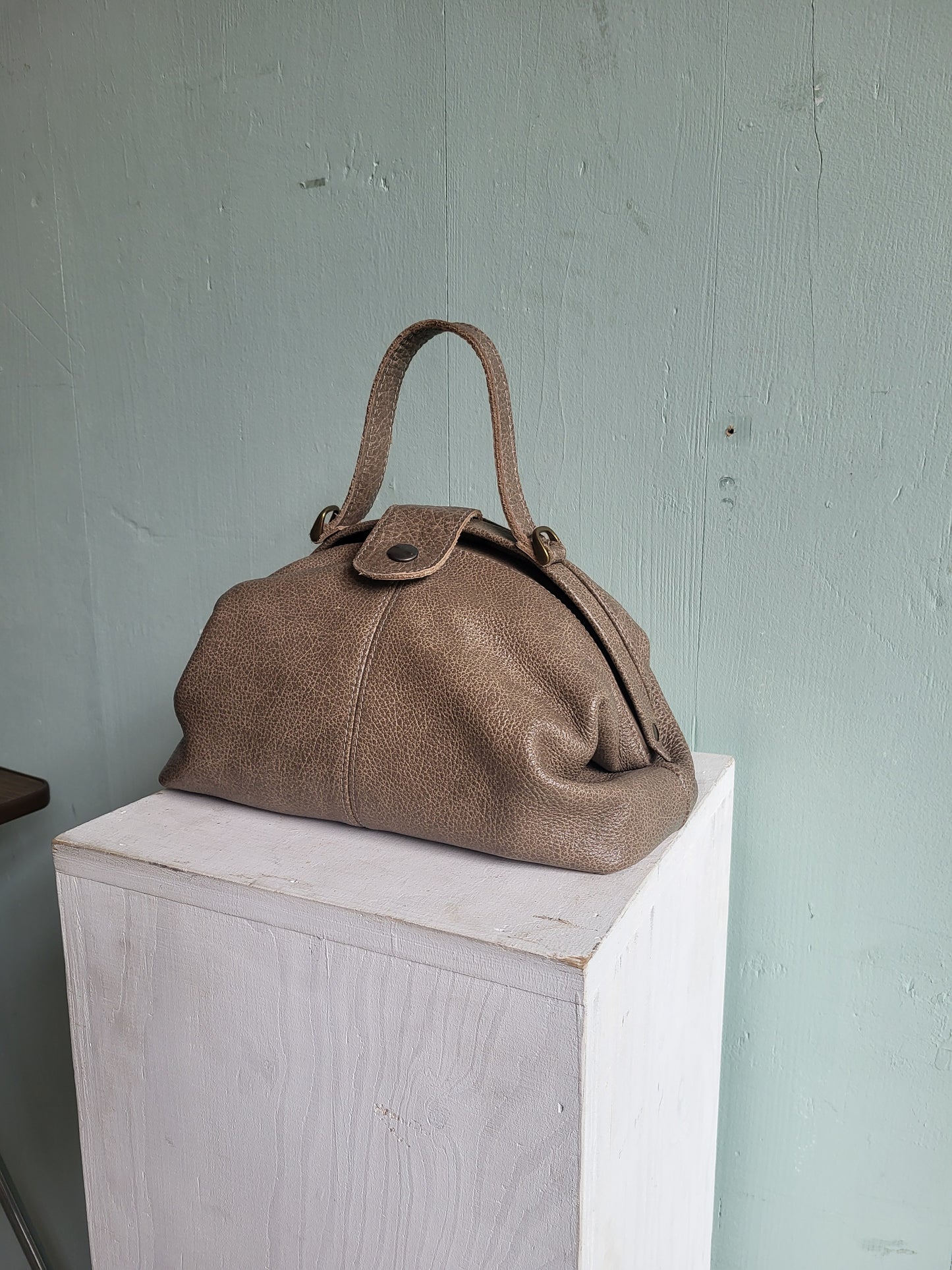 FAME | S schoudertas beige/groen leer