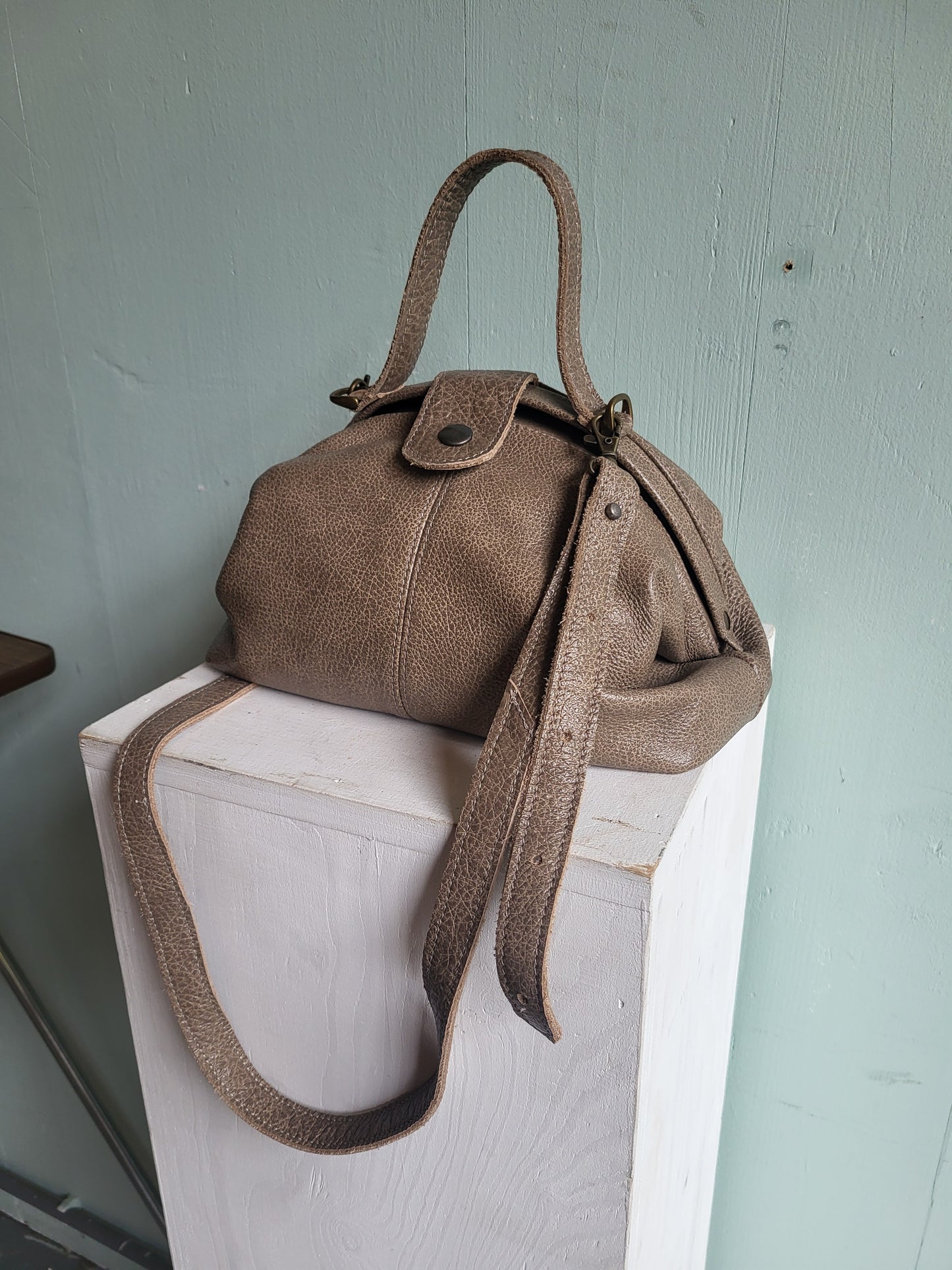 FAME | S schoudertas beige/groen leer